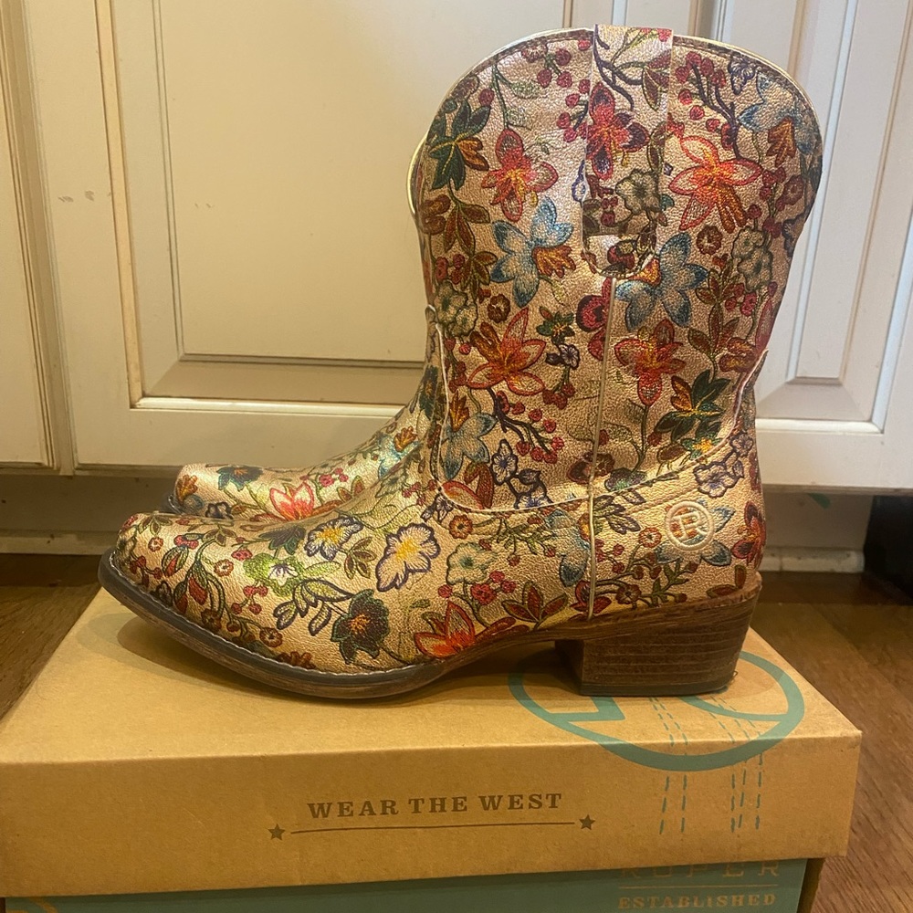 Roper NWT Ingrid Floral Metallic Snip Toe Western Bootie for Women